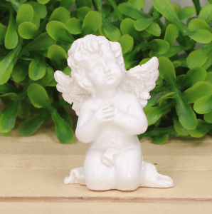 Aniołek klęczący biały z żywicy 5cm