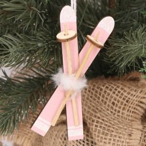 Drewniana zawieszka na choinkę narty różowe z futerkiem 10 cm