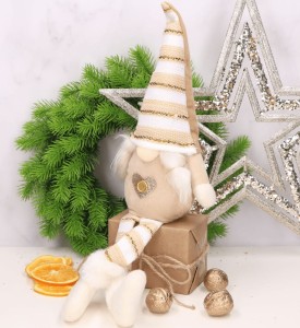 Skrzat gnom siedzący świecący nos brązowozłota dziewczynka 45cm 