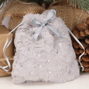 Świąteczny futerkowy woreczek z gwiazdkami na prezent szary