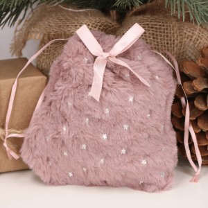 Świąteczny futerkowy woreczek z gwiazdkami na prezent brudny róż