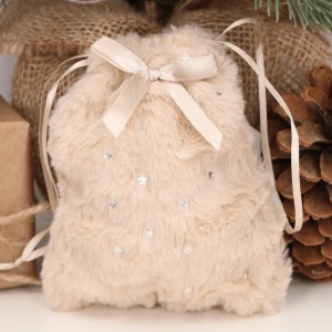 Świąteczny futerkowy woreczek z gwiazdkami na prezent beż