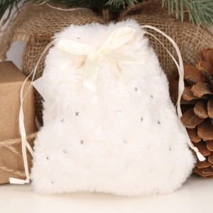 Świąteczny futerkowy woreczek z gwiazdkami na prezent krem