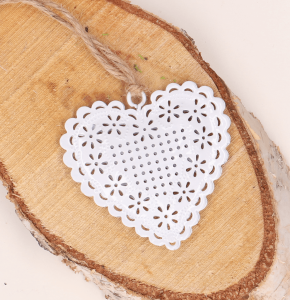 Metalowa zawieszka serce ażurowe białe 5,5cm