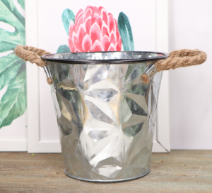 Metalowa osłonka gnieciona srebrna z uchwytami 22cm