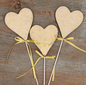 Piki ozdobne serca żółte 12szt