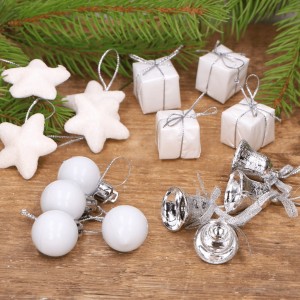 Pudełko prezencik srebrne, białe zawieszki mix 16szt