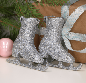 Zawieszki brokatowe plastikowe łyżwy srebrne 2szt.