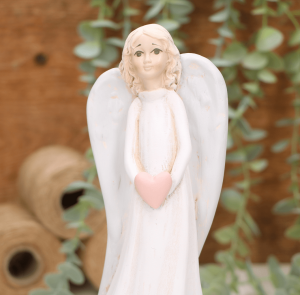 Aniołek dziewczynka z sercem 22cm biały