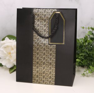 Torebka na prezent ze złotym ornamentem czarna 23x18cm. 