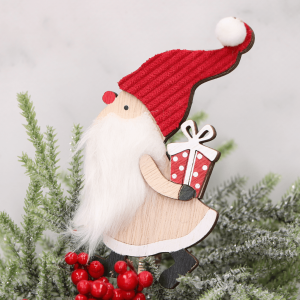 Skrzat świąteczny z prezentem na piku 34 cm