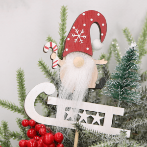 Skrzat świąteczny na sankach na piku 32 cm