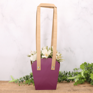 Torebka na kwiaty fioletowa z naturalnym uchwytem  15x13 cm