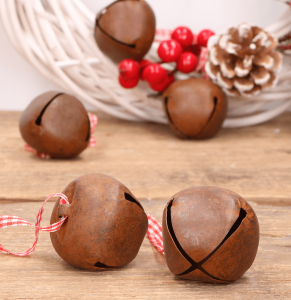 Zawieszka - dzwonek typu janczar metalowy, zardzewiały, na biało-czerwonej wstążeczce 5x5x4 cm