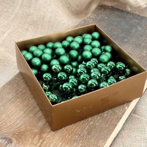 Bombki szklane na druciku zielone 2cm- 144 sztuki w złotym pudełku