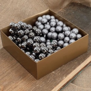 Bombki szklane na druciku szare 2cm- 144 sztuki w złotym pudełku