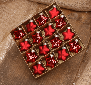 Gwiazdka szklana czerwona 4cm- 16 sztuk w złotym opakowaniu