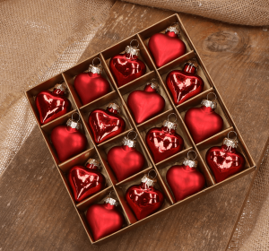 Serduszko szklane czerwone 4cm- 16 sztuk w złotym opakowaniu