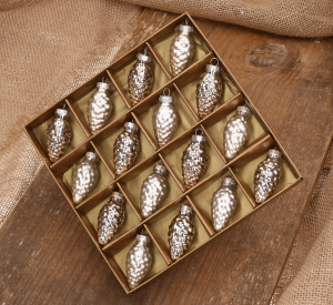 Szyszka szklana srebrna 4,5cm- 16 sztuk w złotym opakowaniu