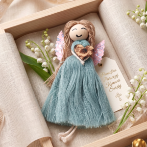 Laleczka dekoracyjna w zielonej sukience