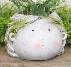 Osłonka ceramiczna "Twarz dziewczynki" omszona 8,5cm