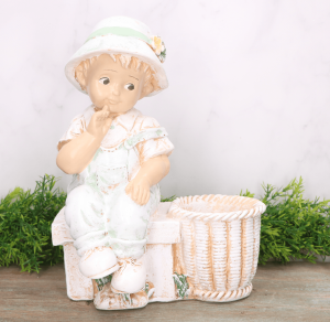 Figurka ogrodowa Chłopiec siedzący na ławce miętowy 34cm