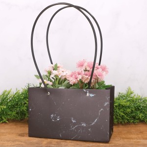 Torebka na kwiaty papierowa z uchwytem czarna marmur 33cm