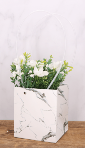 Torebka na kwiaty z uchwytem marmur biel 36cm