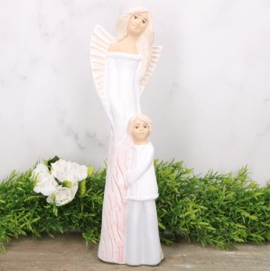 Figurka anioł stróż z chłopcem różowa sukienka 31cm