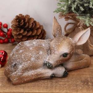 Sarenka brązowa leżąca figurka ośnieżona  22cm