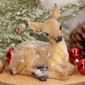 Sarenka brązowa leżąca figurka ośnieżona 13cm  mix wzorów 1 szt