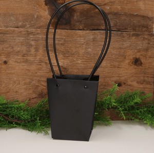 Torebka na kwiaty papierowa z uchwytem czarna 35cm
