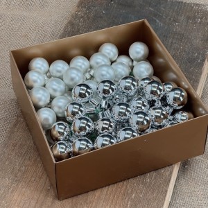 Bombki szklane na druciku srebrne 3cm- 72 sztuki w złotym pudełku
