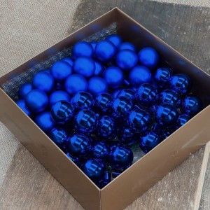 Bombki szklane na druciku niebieskie 3cm- 72 sztuki w złotym pudełku